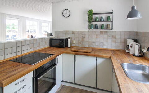 Joona - 12Km from the Sea: Pavimentazione, Controsoffitto, Cucina, Legna, Pavimento, Interior Design, Cabinetry, Elettrodomestico Da Cucina, Mobilia, Apparecchio Major