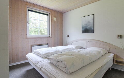 Joona - 12Km from the Sea: Legna, Camera Da Letto, Letto, Lenzuolo, Bedding, Telaio Del Letto, Soffitto, Latifoglie, Illuminazione Diurna, Color Legno