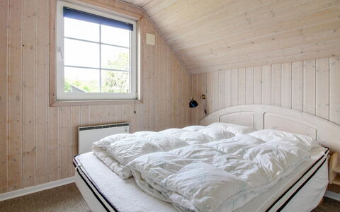 Joona - 12Km from the Sea: Camera Da Letto, Legna, Letto, Lenzuolo, Bedding, Soffitto, Interior Design, Pavimento, Telaio Del Letto, Casa