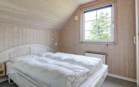 Joona - 12Km from the Sea: Legna, Camera Da Letto, Soffitto, Casa, Letto, Lenzuolo, Bedding, Telaio Del Letto, Latifoglie, Villetta