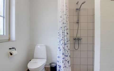 Joona - 12Km from the Sea: Bagno, Idraulico Fixture, Toilet Seat, Parete, Gabinetto, Pavimentazione, Pavimento, Lavandino Del Bagno, Lavello, Idraulico