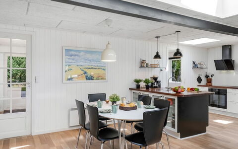 Eli - 1.5Km to the Fjord: Mobilia, Interior Design, Pavimentazione, Soffitto, Cucina, Legna, Cucina & Sala Da Pranzo Tavolo, Lampada, Sedia, Controsoffitto