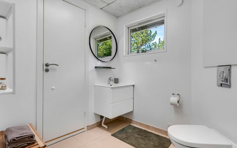 Eli - 1.5Km to the Fjord: Pavimentazione, Idraulico Fixture, Pavimento, Interior Design, Toilet Seat, Gabinetto, Lavello, Idraulico, Bagno, Rubinetto