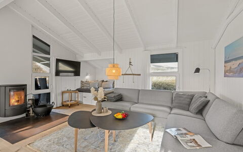 Flepko - 50M from the Sea: Legna, Pavimentazione, Interior Design, Soffitto, Divano, Pavimento, Soggiorno, Casa, Camera