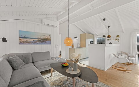 Flepko - 50M from the Sea: Pavimentazione, Interior Design, Soffitto, Pavimento, Casa, Soggiorno, Camera, Lampada, Divano