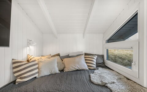 Flepko - 50M from the Sea: Legna, Interior Design, Pavimento, Camera Da Letto, Pavimentazione, Biancheria, Letto, Soffitto, Camera, Lenzuolo