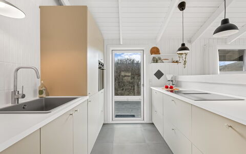Flepko - 50M from the Sea: Cucina, Legna, Pavimentazione, Controsoffitto, Interior Design, Pavimento, Elettrodomestico Da Cucina, Lavello, Soffitto, Idraulico Fixture