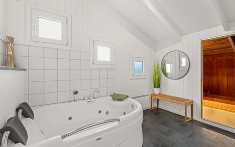Flepko - 50M from the Sea: Pavimentazione, Interior Design, Idraulico Fixture, Pavimento, Soffitto, Vasca Da Bagno, Illuminazione, Camera, Idraulico, Bagno