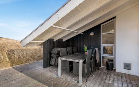 Flepko - 50M from the Sea: Zona Residenziale, Arbusto, Casa, Casa, Giardino, Estate, Shade, Landscaping, Prato