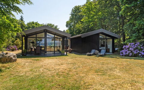 Kennet - 30M from the Sea: Villetta, Casa, Lotto, Tetto, Edifici Giardino, Groundcover, Porta, Estate, Giardino, Shade