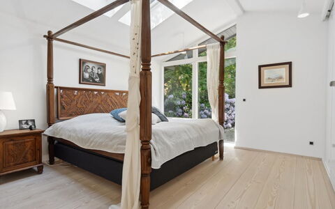 Kennet - 30M from the Sea: Mobilia, Interior Design, Pavimentazione, Pavimento, Pavimento In Legno, Legna, Camera Da Letto, Letto, Soffitto, Illuminazione