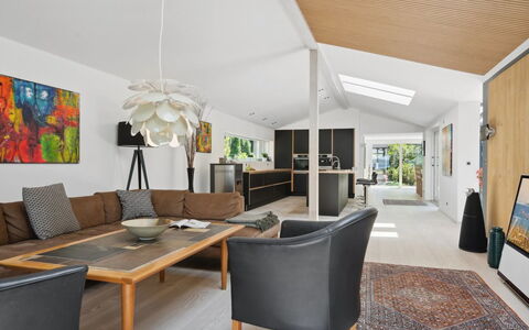 Kennet - 30M from the Sea: Mobilia, Interior Design, Pavimentazione, Divano, Parete, Pavimento, Legna, Soffitto, Soggiorno, Pavimento In Legno