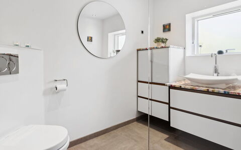 Kennet - 30M from the Sea: Pavimentazione, Interior Design, Idraulico Fixture, Pavimento, Bagno, Gabinetto, Toilet Seat, Mobiletto Del Bagno, Specchio, Idraulico