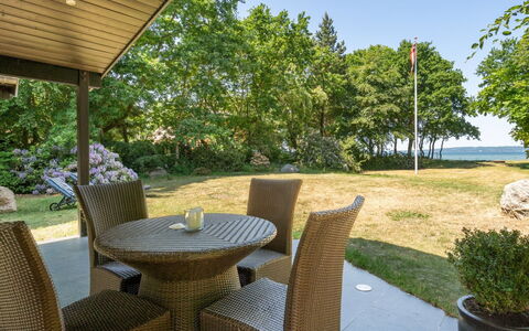 Kennet - 30M from the Sea: Mobilia, Interior Design, Pavimentazione, Pavimento, Legna, Letto, Camera, Soffitto, Camera Da Letto, Tessile