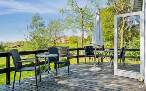 Anne - 150M from the Sea: Tetto, Casa, Porta, Villetta, Shade, Raccordo, Cortile, Estate, Backyard