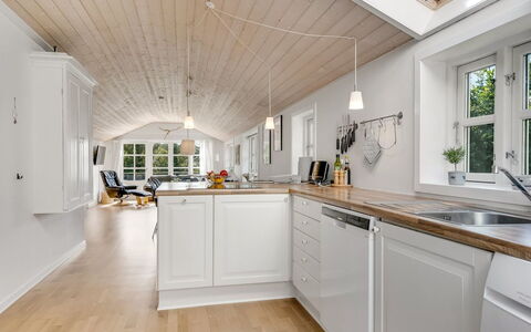 Engelbertine - 210M to the Fjord: Pavimentazione, Legna, Interior Design, Soffitto, Pavimento, Mobilia, Cucina, Controsoffitto, Pavimento In Legno, Lampada