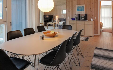 Ilkka - 400M from the Sea: Mobilia, Interior Design, Pavimentazione, Legna, Pavimento, Soffitto, Pavimento In Legno, Sedia, Tavolo, Illuminazione