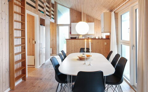 Ilkka - 400M from the Sea: Mobilia, Interior Design, Pavimentazione, Legna, Pavimento, Soffitto, Pavimento In Legno, Sedia, Tavolo, Illuminazione