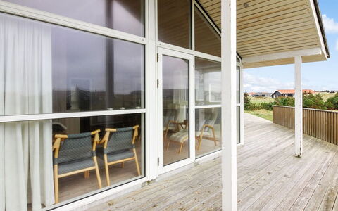 Ilkka - 400M from the Sea: Mobilia, Interior Design, Pavimentazione, Legna, Pavimento, Soffitto, Pavimento In Legno, Sedia, Tavolo, Illuminazione