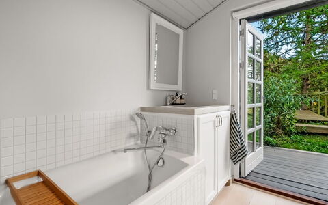 Teijo - 2.5Km from the Sea: Pavimentazione, Idraulico Fixture, Vasca Da Bagno, Pavimento, Interior Design, Bagno, Legna, Idraulico, Rubinetto, Casa
