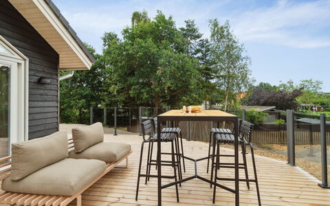 Nona - 150M from the Sea: Tetto, Casa, Lotto, Casa, Villetta, Estate, Edifici Giardino, Shade, Log Cabin, Landscaping