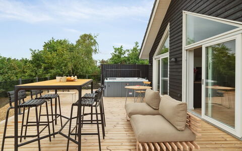 Nona - 150M from the Sea: Tetto, Casa, Lotto, Casa, Villetta, Estate, Edifici Giardino, Shade, Log Cabin, Landscaping