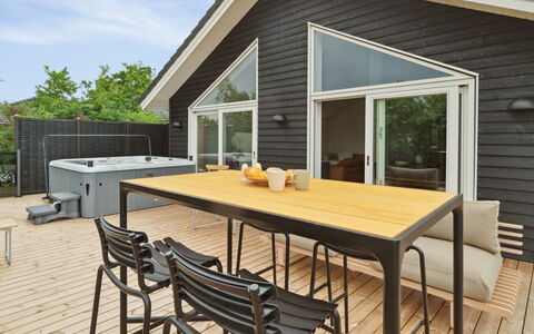 Nona - 150M from the Sea: Tetto, Casa, Lotto, Casa, Villetta, Estate, Edifici Giardino, Shade, Log Cabin, Landscaping