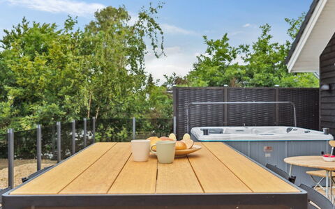 Nona - 150M from the Sea: Tetto, Casa, Lotto, Casa, Villetta, Estate, Edifici Giardino, Shade, Log Cabin, Landscaping