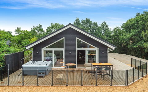 Nona - 150M from the Sea: Tetto, Casa, Lotto, Casa, Villetta, Estate, Edifici Giardino, Shade, Log Cabin, Landscaping