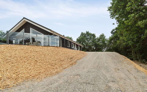 Nona - 150M from the Sea: Tetto, Casa, Lotto, Casa, Villetta, Estate, Edifici Giardino, Shade, Log Cabin, Landscaping