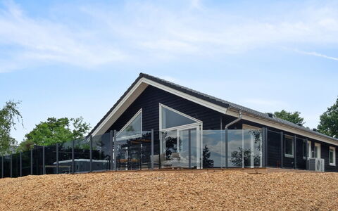 Nona - 150M from the Sea: Tetto, Casa, Lotto, Casa, Villetta, Estate, Edifici Giardino, Shade, Log Cabin, Landscaping