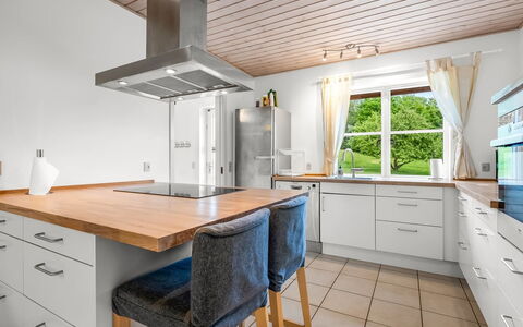 Guthbrand - 800M from the Sea: Mobilia, Pavimentazione, Interior Design, Pavimento, Cucina, Controsoffitto, Legna, Pavimento In Legno, Cabinetry, Soffitto