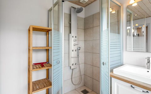 Guthbrand - 800M from the Sea: Interior Design, Pavimentazione, Pavimento, Legna, Idraulico Fixture, Bagno, Soffitto, Lavandino Del Bagno, Camera, Lavello