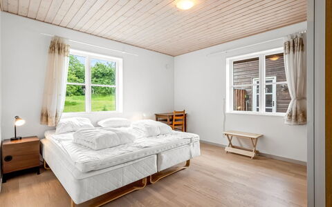 Guthbrand - 800M from the Sea: Letto, Interior Design, Mobilia, Camera Da Letto, Pavimentazione, Pavimento, Legna, Soffitto, Bedding, Pavimento In Legno