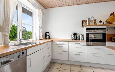 Guthbrand - 800M from the Sea: Cucina, Pavimentazione, Controsoffitto, Cabinetry, Elettrodomestico Da Cucina, Legna, Interior Design, Mobilia, Pavimento, Apparecchio Major