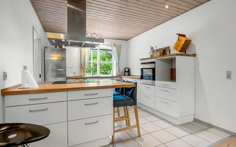 Guthbrand - 800M from the Sea: Pavimentazione, Mobilia, Controsoffitto, Interior Design, Cucina, Cabinetry, Legna, Soffitto, Pavimento, Elettrodomestico Da Cucina