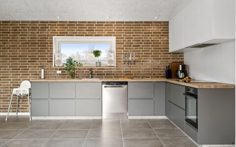 Asel - 350M from the Sea: Cucina, Parete, Pavimentazione, Legna, Cabinetry, Controsoffitto, Interior Design, Pavimento, Mobilia, Elettrodomestico Da Cucina
