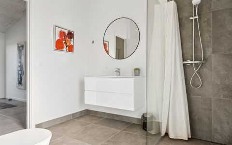 Asel - 350M from the Sea: Pavimentazione, Pavimento, Interior Design, Idraulico Fixture, Bagno, Camera, Piastrella, Soffitto, Idraulico, Mobiletto Del Bagno