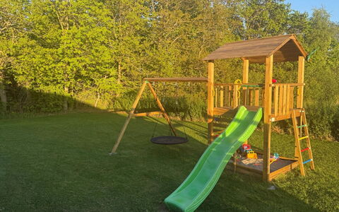 Asel - 350M from the Sea: Giardino, Attrezzatura Giochi All'Aperto, Color Legno, Backyard, Terreno Di Gioco