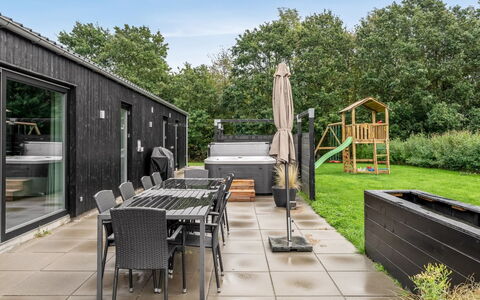 Asel - 350M from the Sea: Tetto, Casa, Porta, Villetta, Shade, Raccordo, Cortile, Estate, Backyard