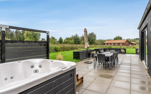Asel - 350M from the Sea: Tetto, Casa, Porta, Villetta, Shade, Raccordo, Cortile, Estate, Backyard