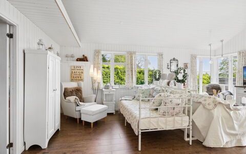 Ginne - 100M to the Fjord: Mobilia, Interior Design, Camera Da Letto, Letto, Legna, Soffitto, Bedding, Casa, Pavimentazione, Pavimento