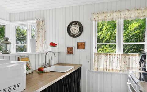 Ginne - 100M to the Fjord: Legna, Interior Design, Pavimentazione, Cucina, Controsoffitto, Elettrodomestico Da Cucina, Color Legno, Latifoglie, Plank, Pianta Della Casa