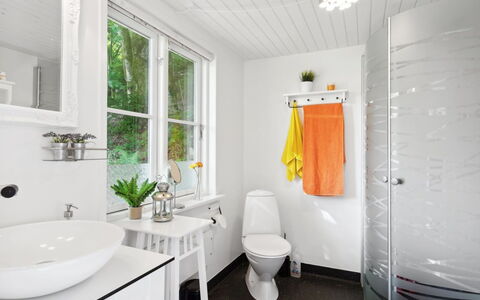Ginne - 100M to the Fjord: Idraulico Fixture, Interior Design, Pavimentazione, Bagno, Lavello, Pavimento, Idraulico, Lavandino Del Bagno, Rubinetto, Casa