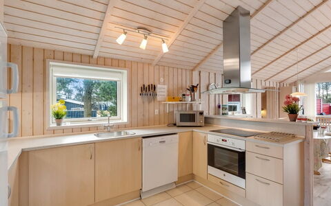 Hialmar - 300M from the Sea: Cucina, Controsoffitto, Legna, Interior Design, Elettrodomestico Da Cucina, Soffitto, Pavimentazione, Lampada, Apparecchio Major, Illuminazione
