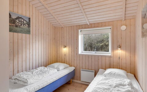 Hialmar - 300M from the Sea: Legna, Camera Da Letto, Letto, Bedding, Lenzuolo, Casa, Telaio Del Letto, Porta, Latifoglie, Plank