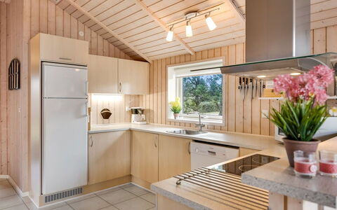 Hialmar - 300M from the Sea: Cucina, Interior Design, Controsoffitto, Elettrodomestico Da Cucina, Legna, Soffitto, Pavimentazione, Mobilia, Apparecchio Major, Illuminazione