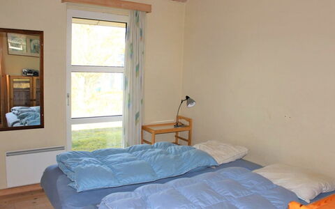 Guthfrith - 130M from the Sea: Mobilia, Letto, Camera Da Letto, Legna, Pavimento, Pavimentazione, Interior Design, Lenzuolo, Bedding, Camera