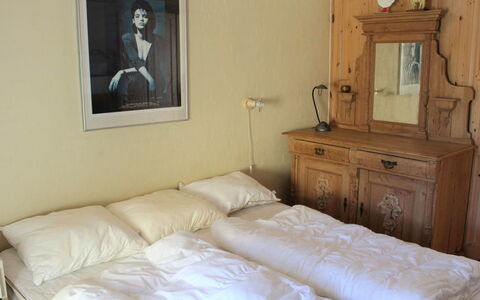 Guthfrith - 130M from the Sea: Mobilia, Letto, Camera Da Letto, Interior Design, Lenzuolo, Bedding, Legna, Pavimento, Camera, Tessile