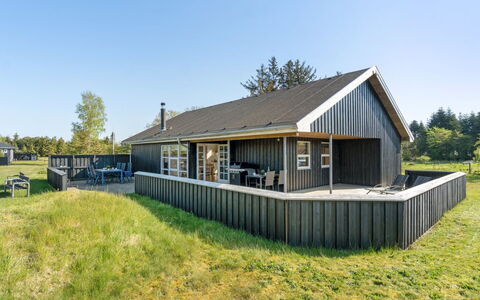 Elmo - 800M from the Sea: Tetto, Casa, Lotto, Casa, Villetta, Estate, Edifici Giardino, Shade, Log Cabin, Landscaping